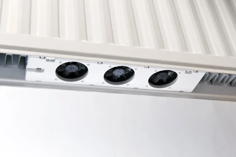 Radiator ventilator onderop een radiator geklikt met de magneetjes.